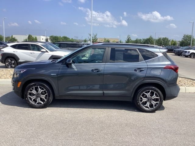 Used 2022 Black Kia EX image 8