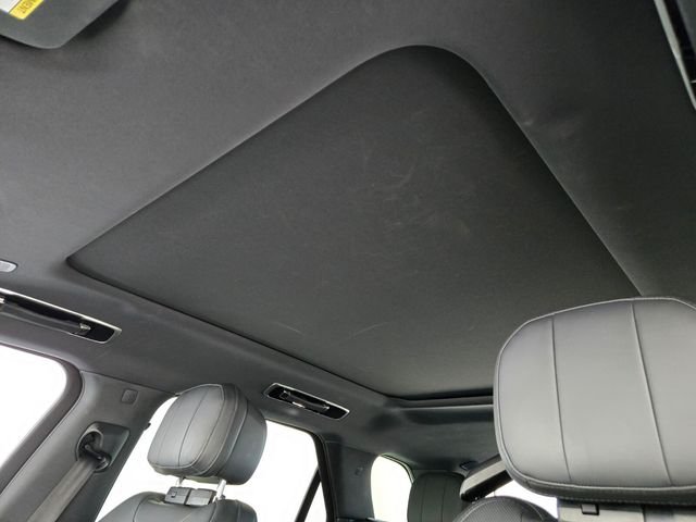 Used 2023 White Land Rover SE Dynamic image 11