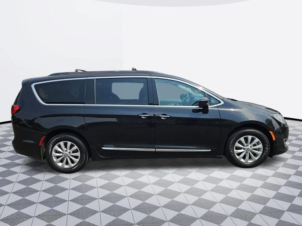 Used 2017 Brilliant Black Crystal Pearlcoat Chrysler Touring L image 7