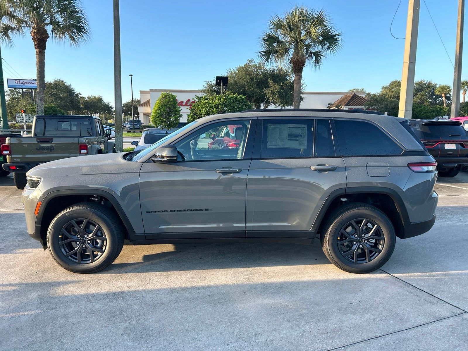 New 2027 Sting-Gray Clear-Coat Paint Jeep Laredo Altitude image 2
