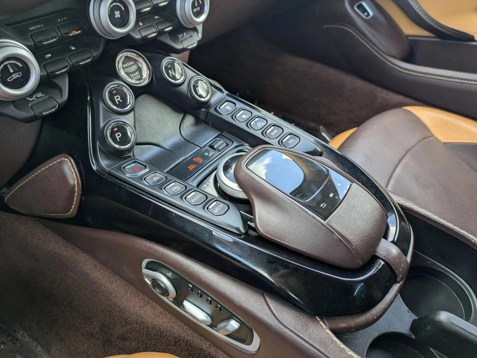 Used 2021  Aston Martin  image 12