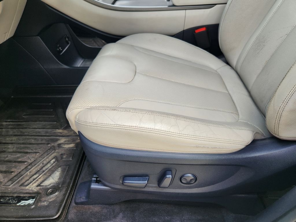 Used 2020 Hyper White Hyundai SEL image 25
