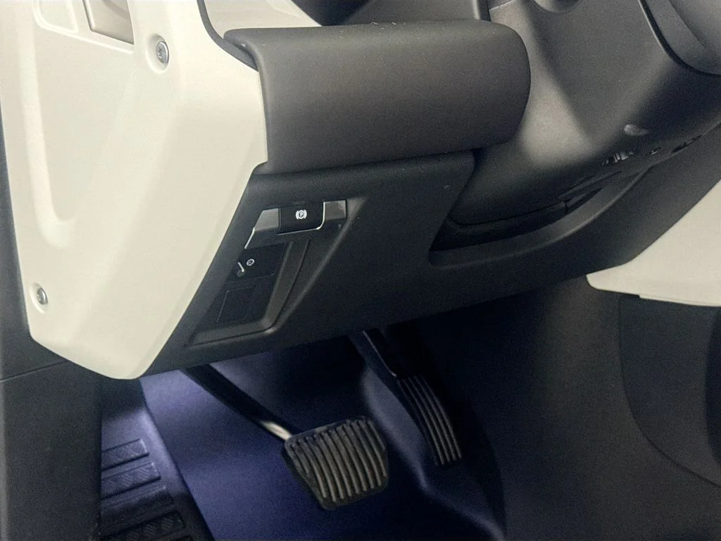 New 2026 Fuji White Land Rover X-Dynamic SE image 10