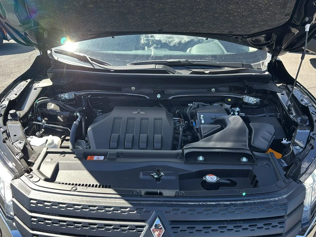 New 2026 Labrador Black Pearl Mitsubishi ES image 34