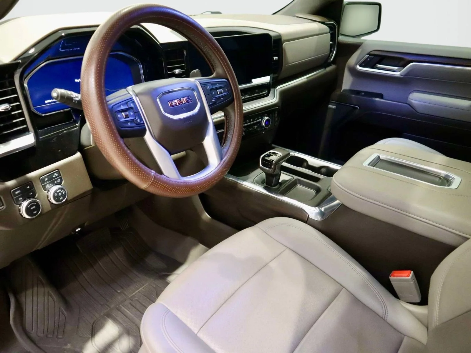 Used 2022 White Frost Tricoat GMC SLT image 19