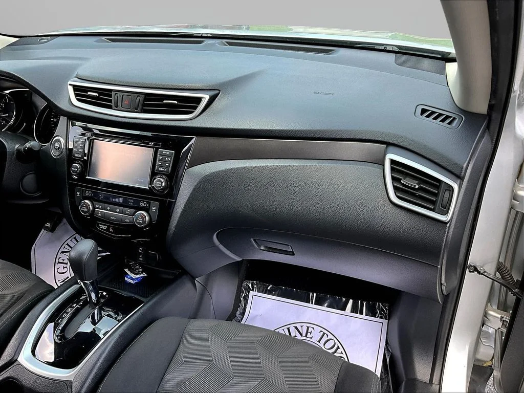 Used 2016 Brilliant Silver Nissan SV image 28