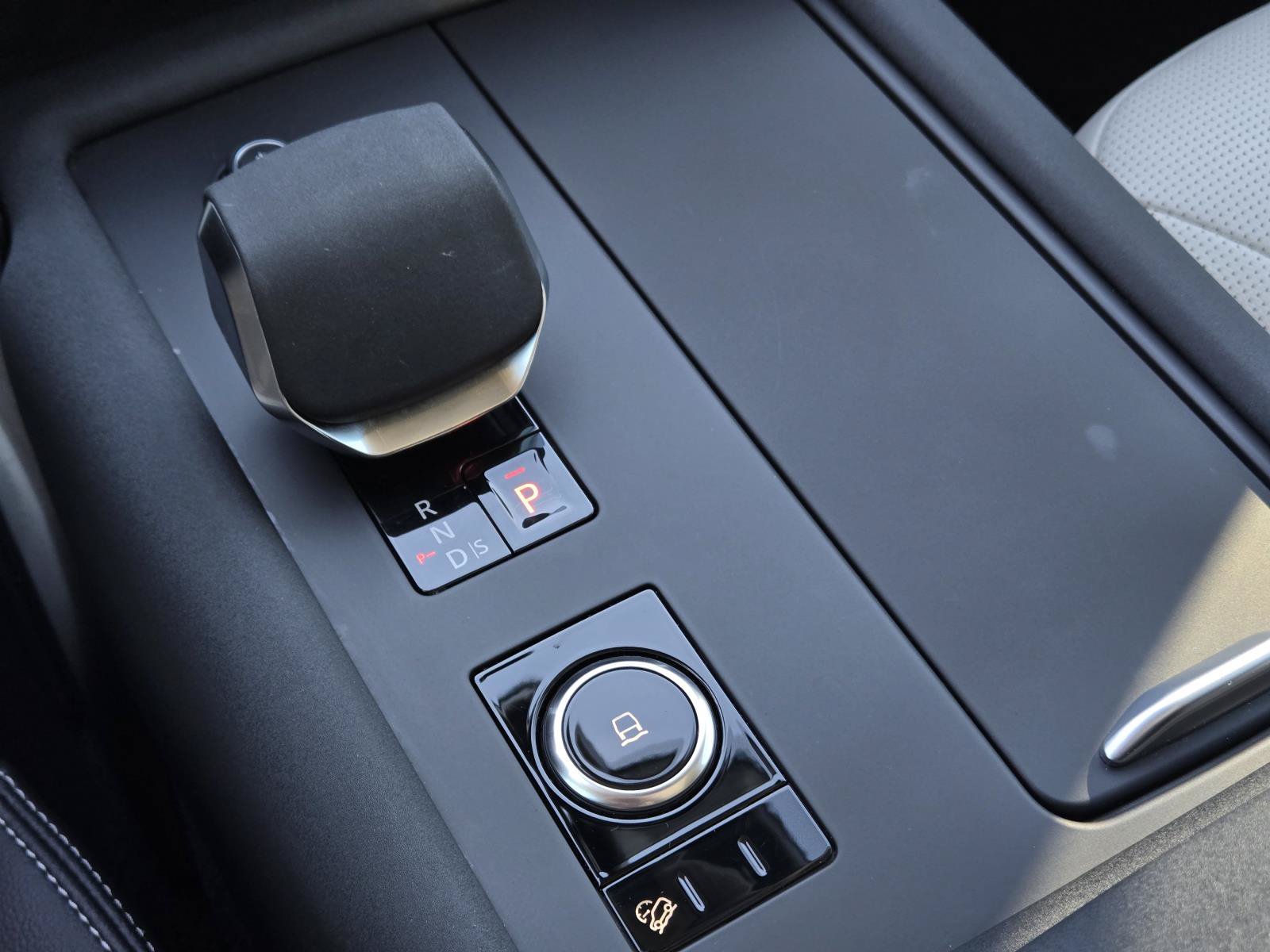 Used 2025 Fuji White Land Rover S image 14