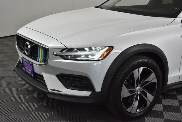 Used 2021 White Volvo T5 image 2
