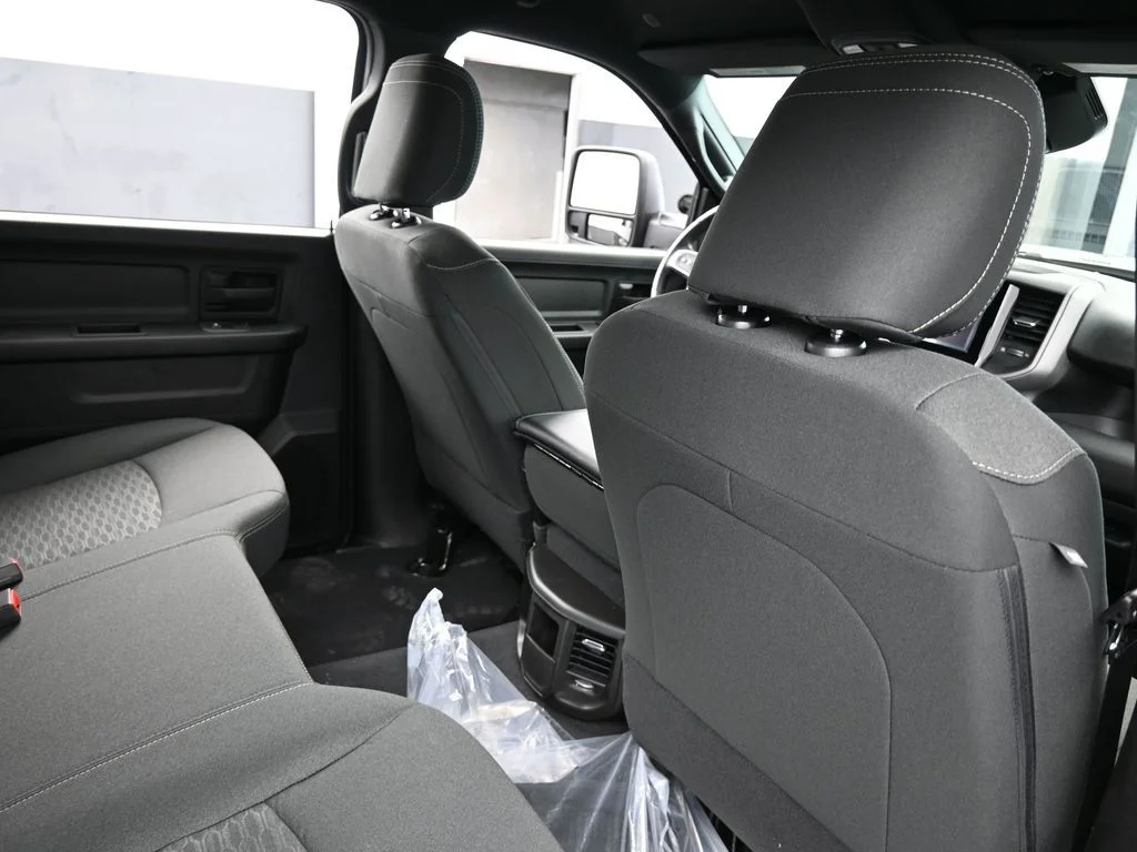 New 2026 Diamond Black Crystal Pearl-Coat Exterior Paint RAM Tradesman image 38