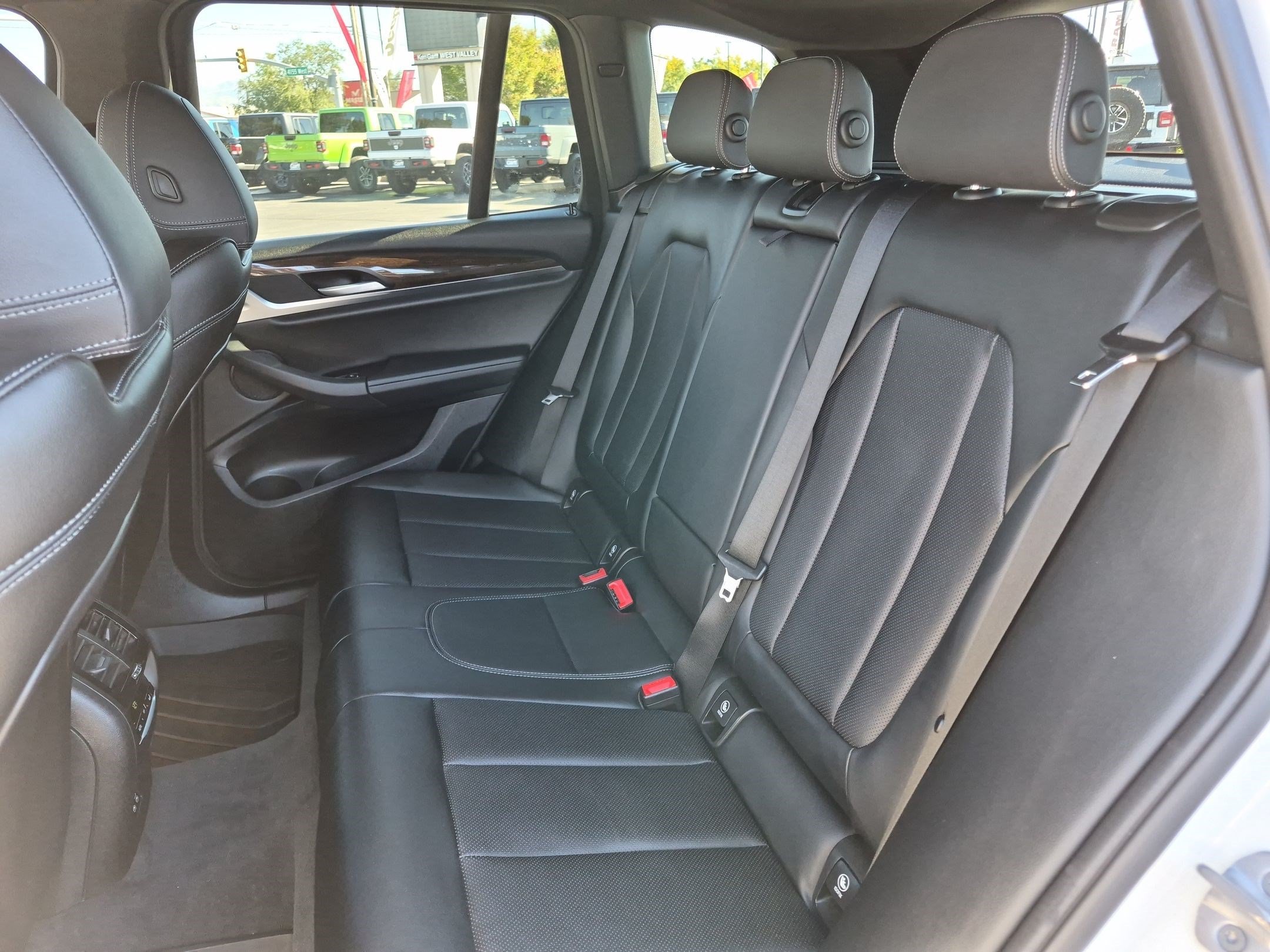 Used 2022 White BMW xDrive30i image 29