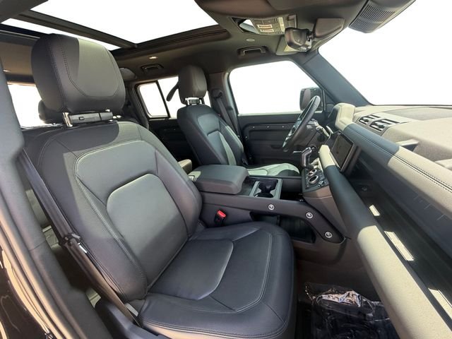 Used 2024 Black Land Rover X-Dynamic SE image 16