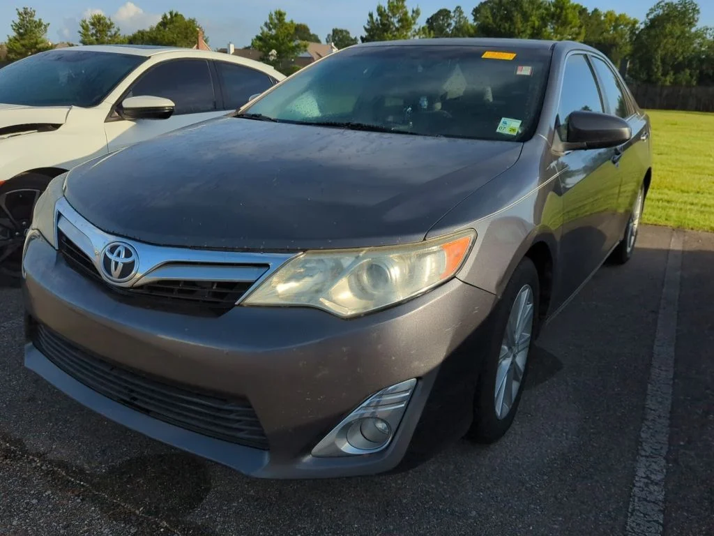 Used 2014 Magnetic Gray Metallic Toyota XLE image 1