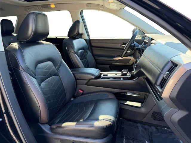 Used 2022 Black Nissan Platinum image 16
