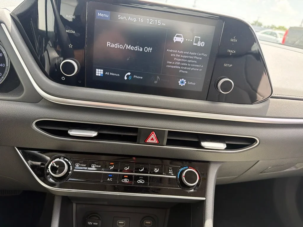 Used 2020 Black Hyundai SE image 12