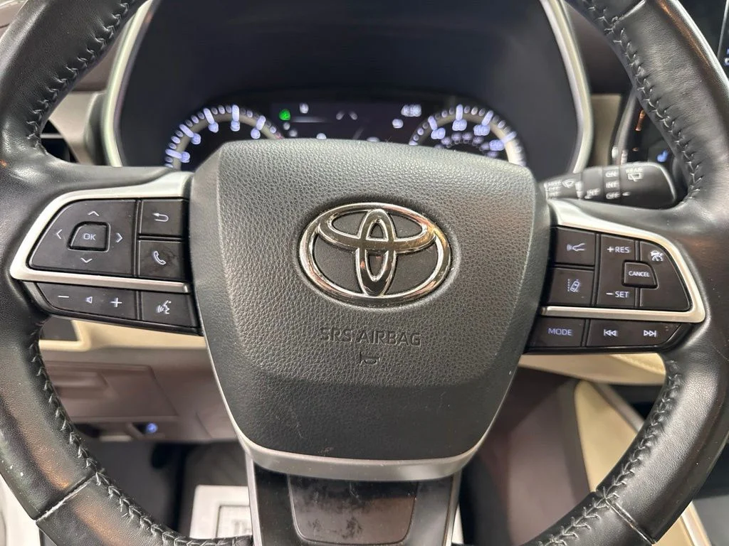 Used 2022 Beige Toyota XLE image 29