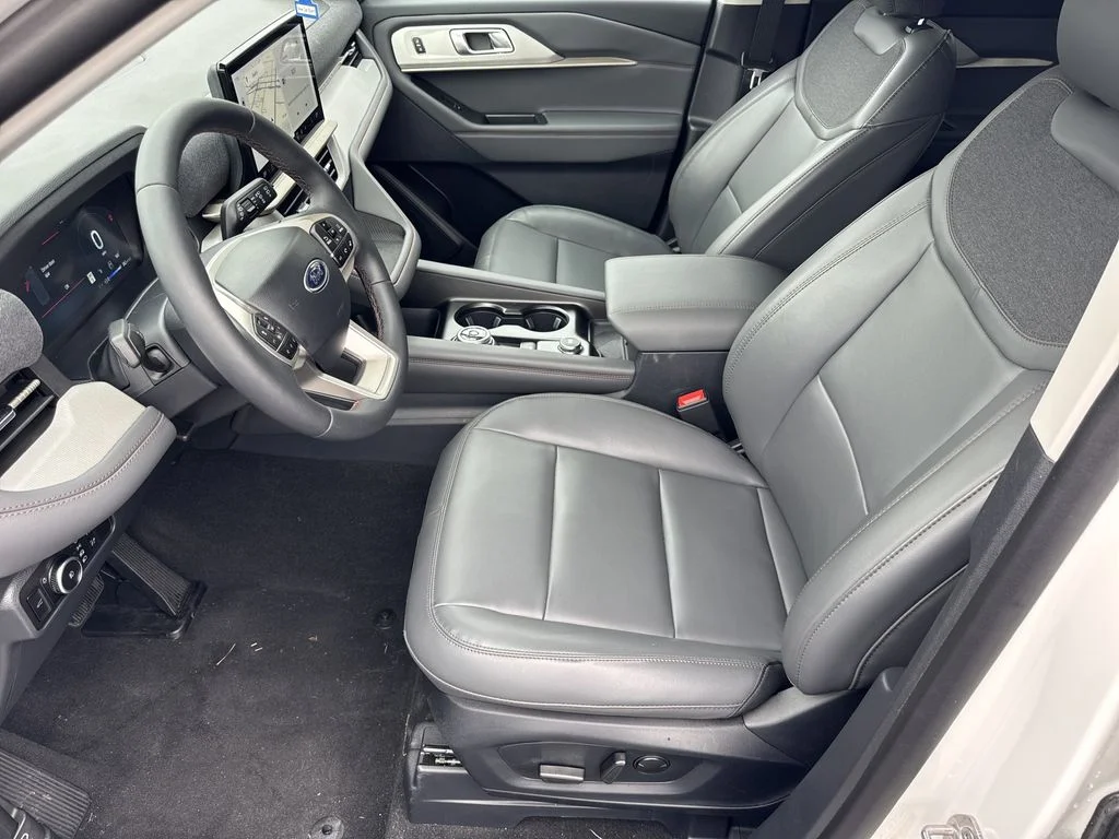 New 2026 Star White Metallic Tri-Coat Ford Active image 9