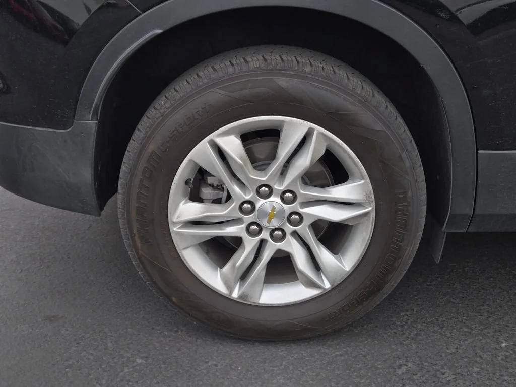 Used 2020 BLACK Chevrolet LT image 3