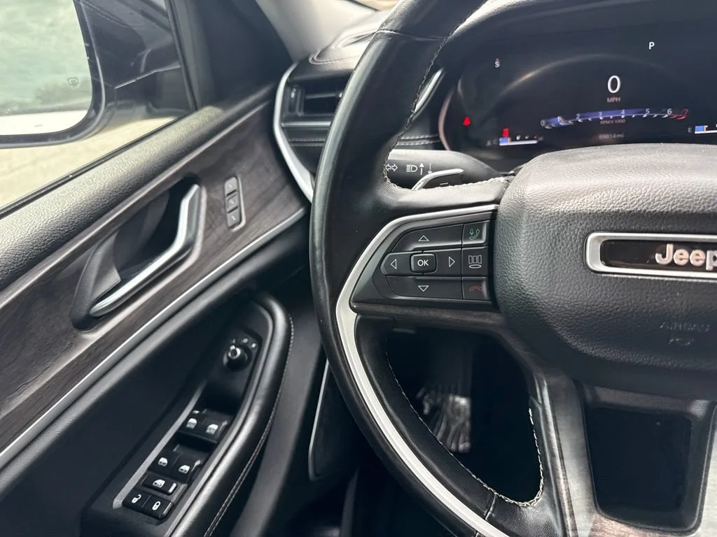 Used 2022  Jeep Limited image 17