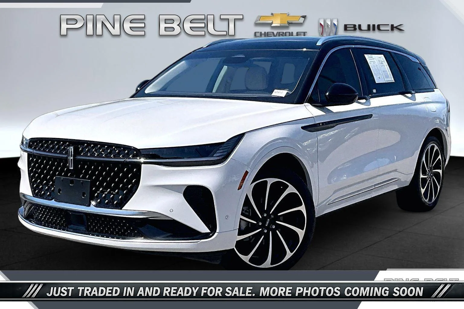 Used 2024 White Platinum Metallic Tri-Coat Lincoln Black Label image 10
