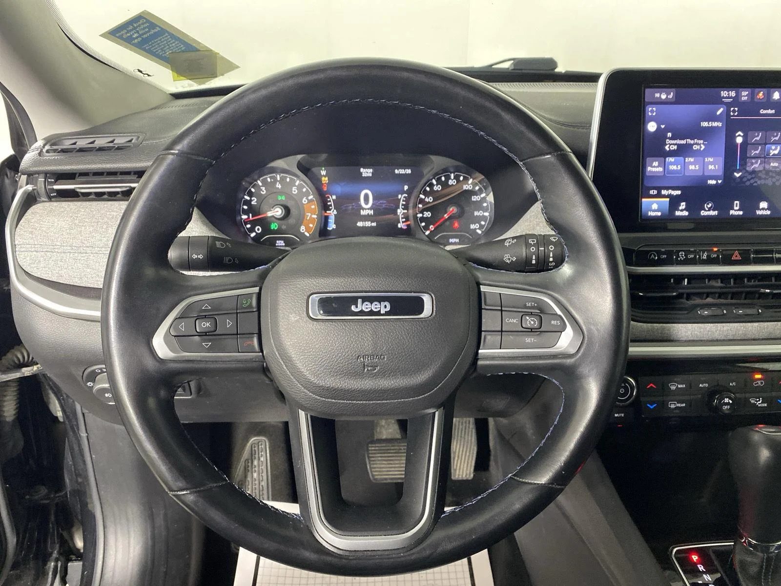 Used 2022 Diamond Black Crystal Pearlcoat Jeep Latitude image 23