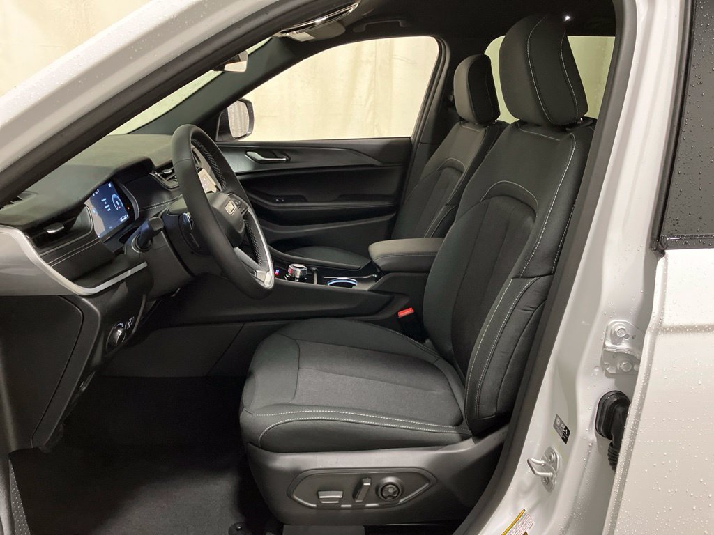 New 2026 Bright White Clear-Coat Exterior Paint Jeep Laredo image 10