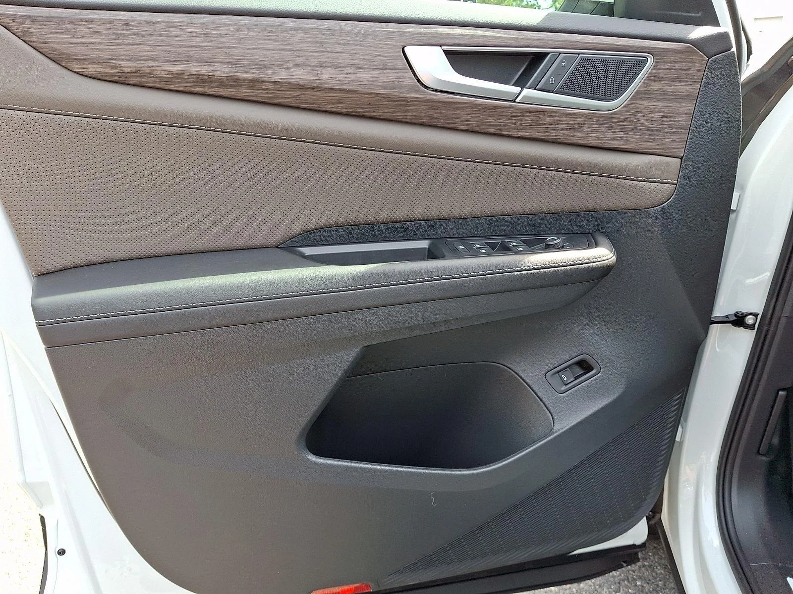 New 2026 0P0P/OPALWHTPRL Volkswagen 2.0T SEL image 11