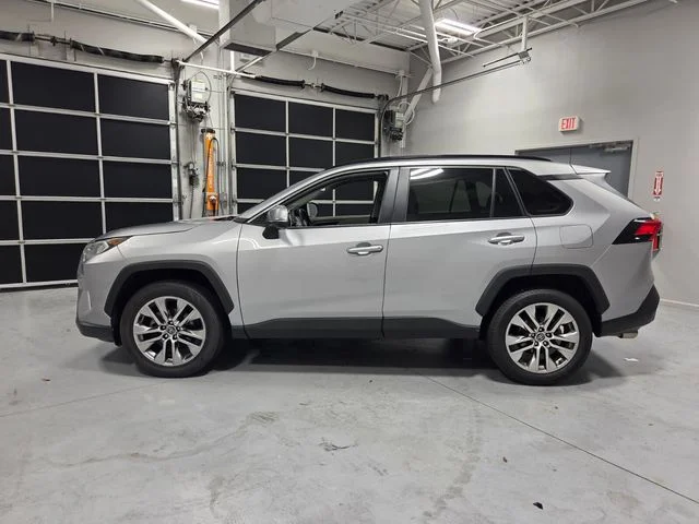 Used 2021 Silver Toyota XLE Premium image 4