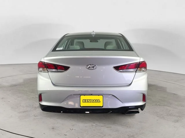 Used 2019 Silver Hyundai SE image 4