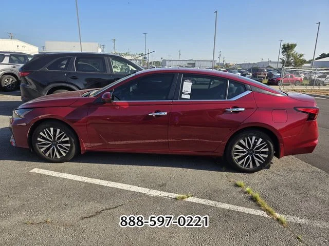 Used 2024 Scarlet NISSAN 2.5 SV image 2