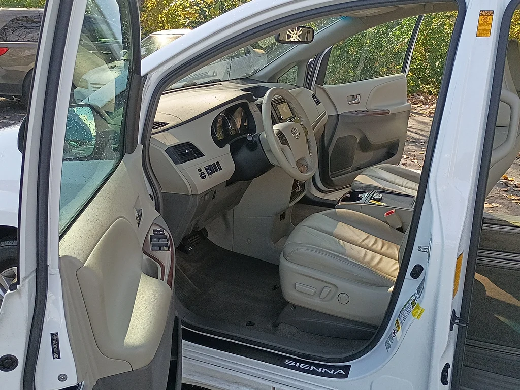 2014 Toyota Sienna XLE 8-Passenger, photo 11 of 12
