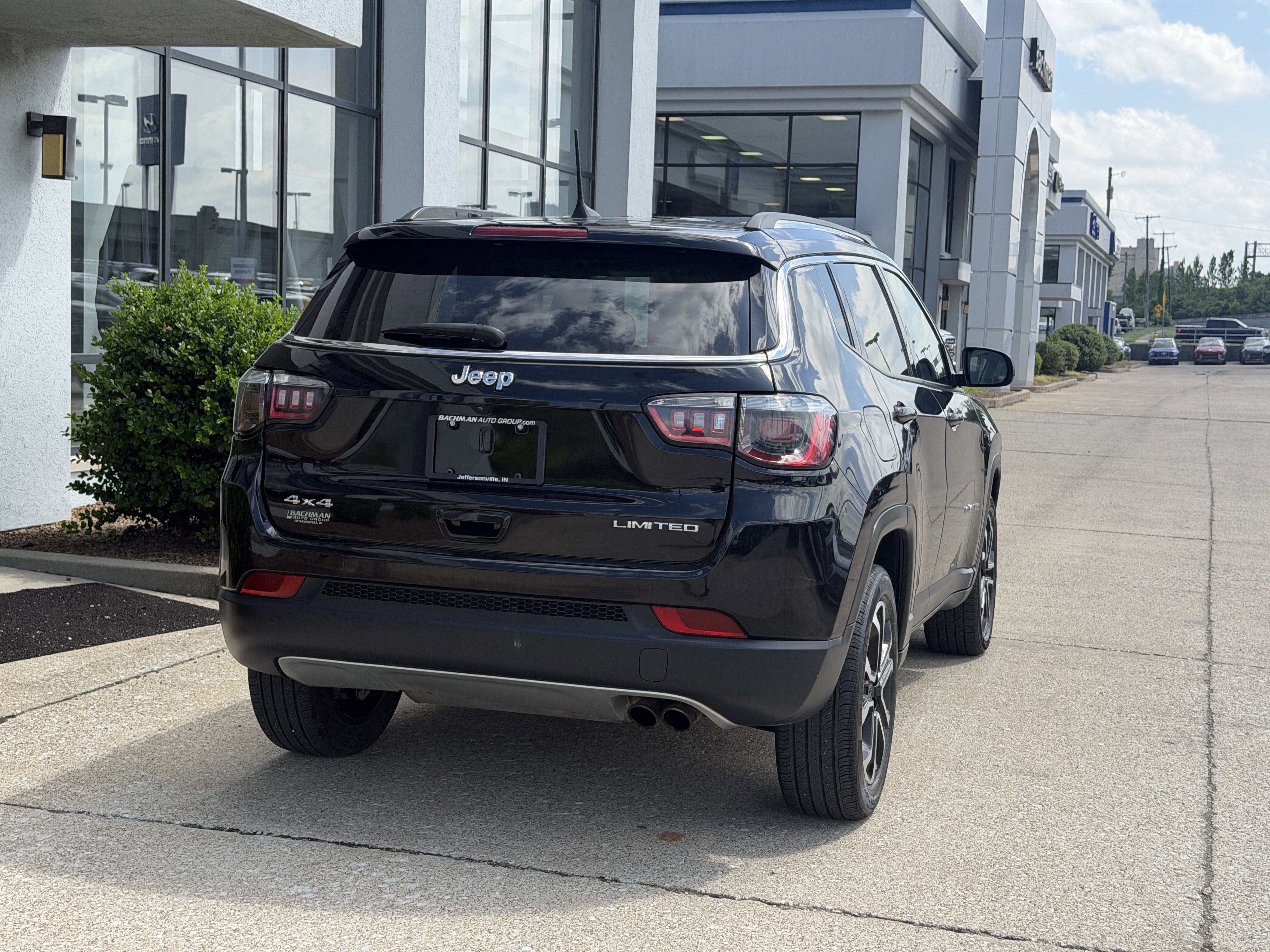 Used 2022 Diamond Black Crystal Pearlcoat Jeep Limited image 5
