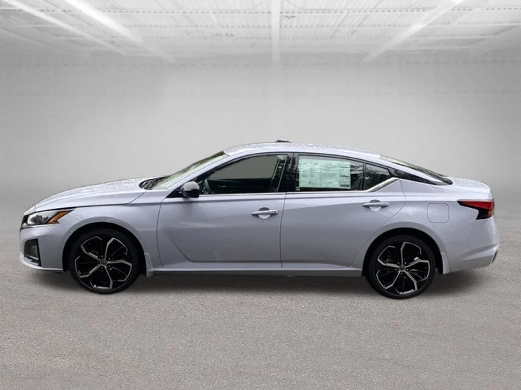 Used 2025 Gray Nissan 2.5 SR image 2
