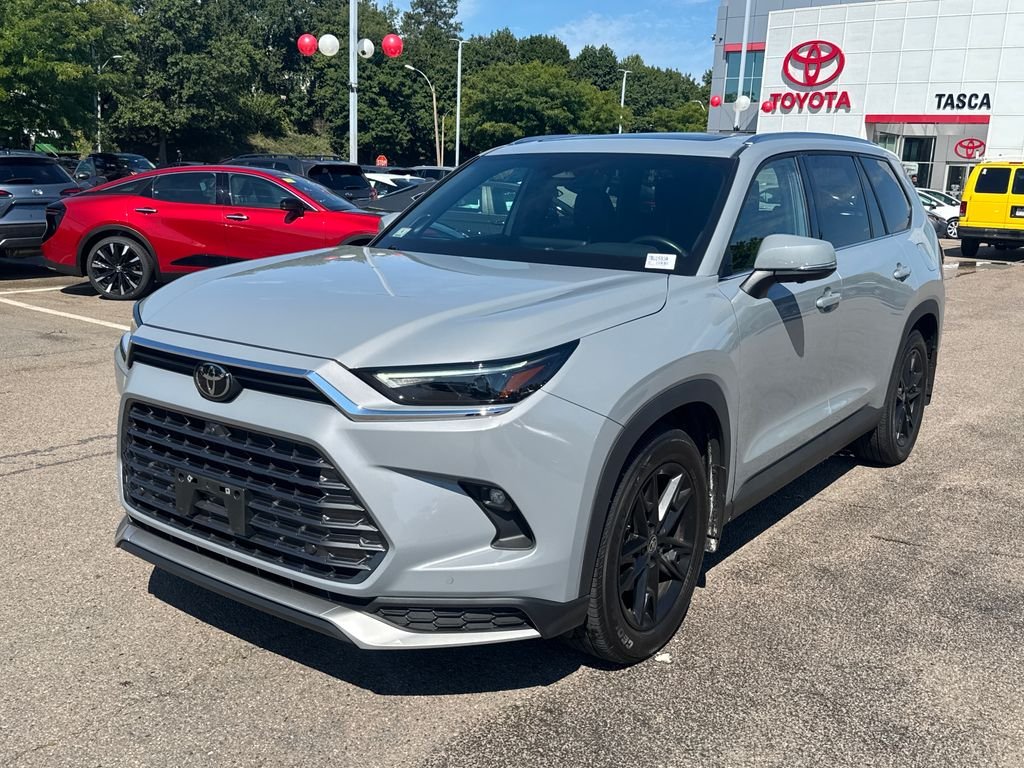 Used 2025  Toyota MAX Limited image 3