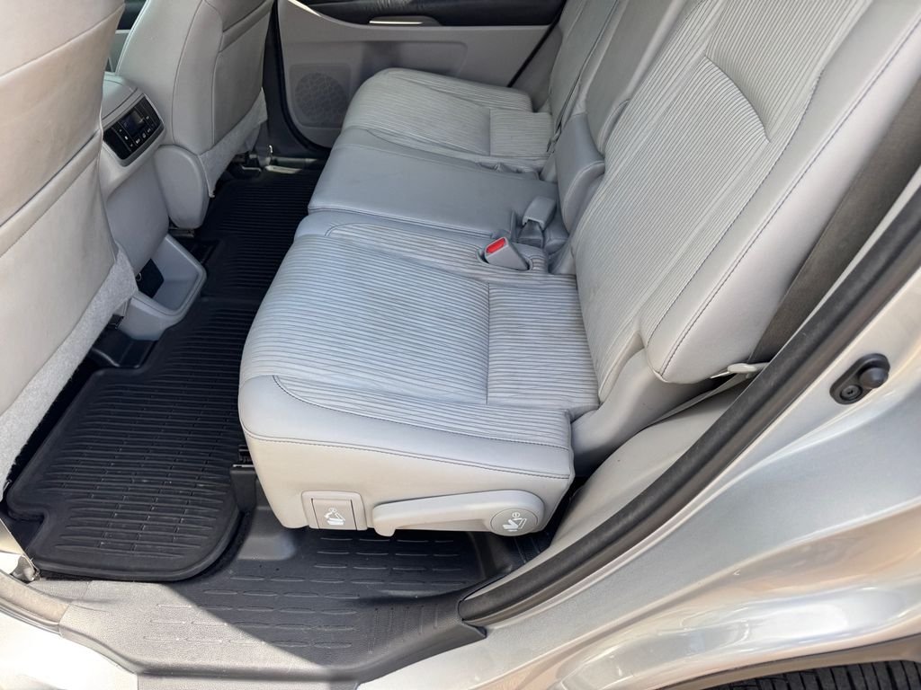 Used 2014 Silver Toyota LE Plus V6 image 9