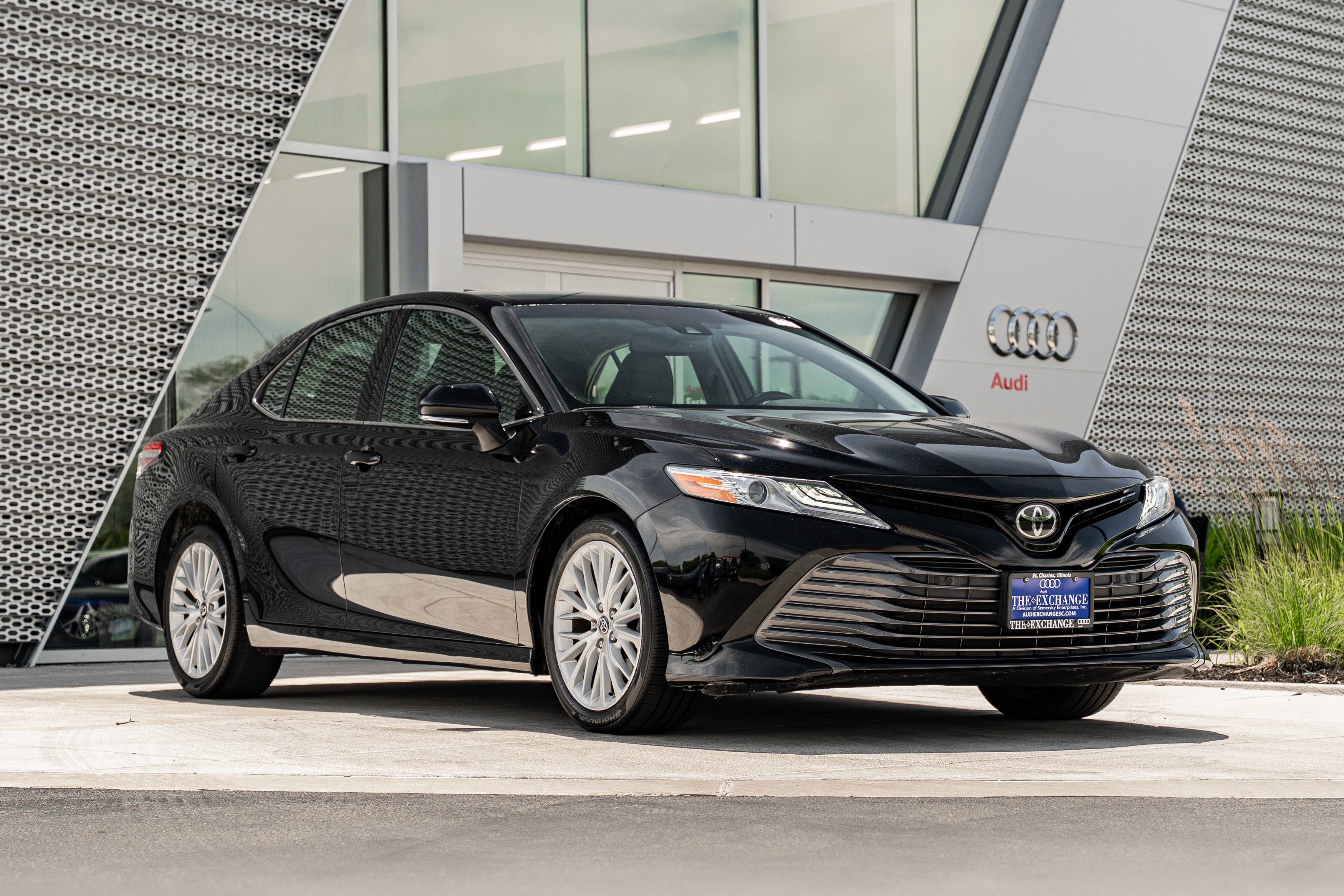 Used 2018 Midnight Black Metallic Toyota XLE image 1