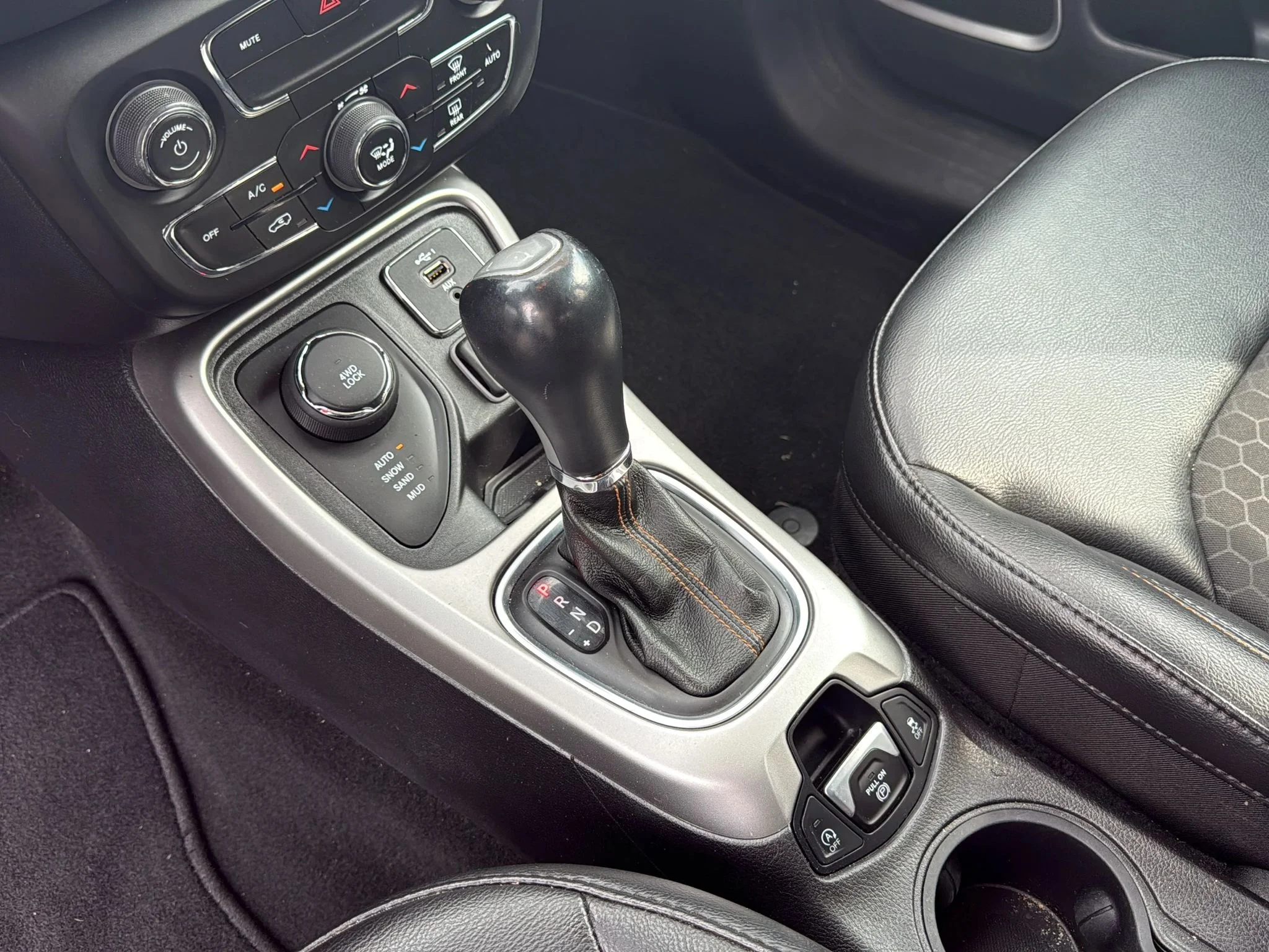 Used 2020 Olive Green Pearlcoat Jeep Latitude image 18