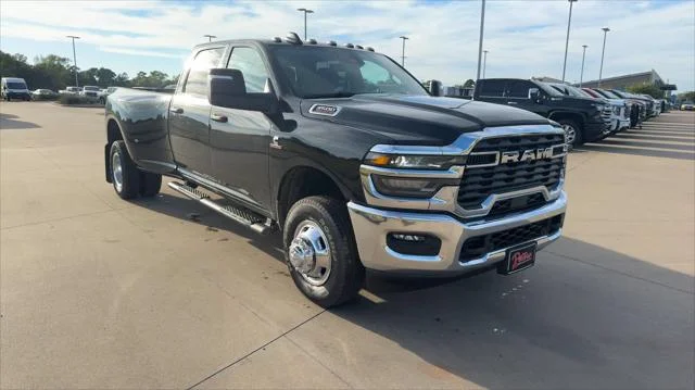 New 2026 Diamond Black Crystal Pearl-Coat Exterior Paint RAM Tradesman image 3