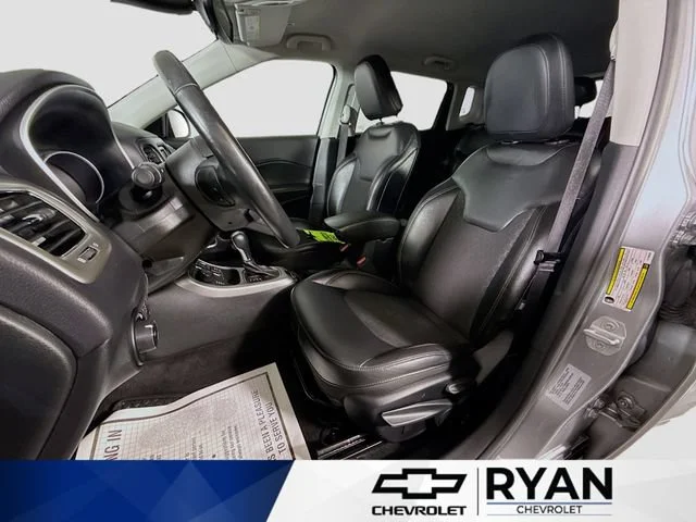 Used 2018 Silver Jeep Latitude image 20