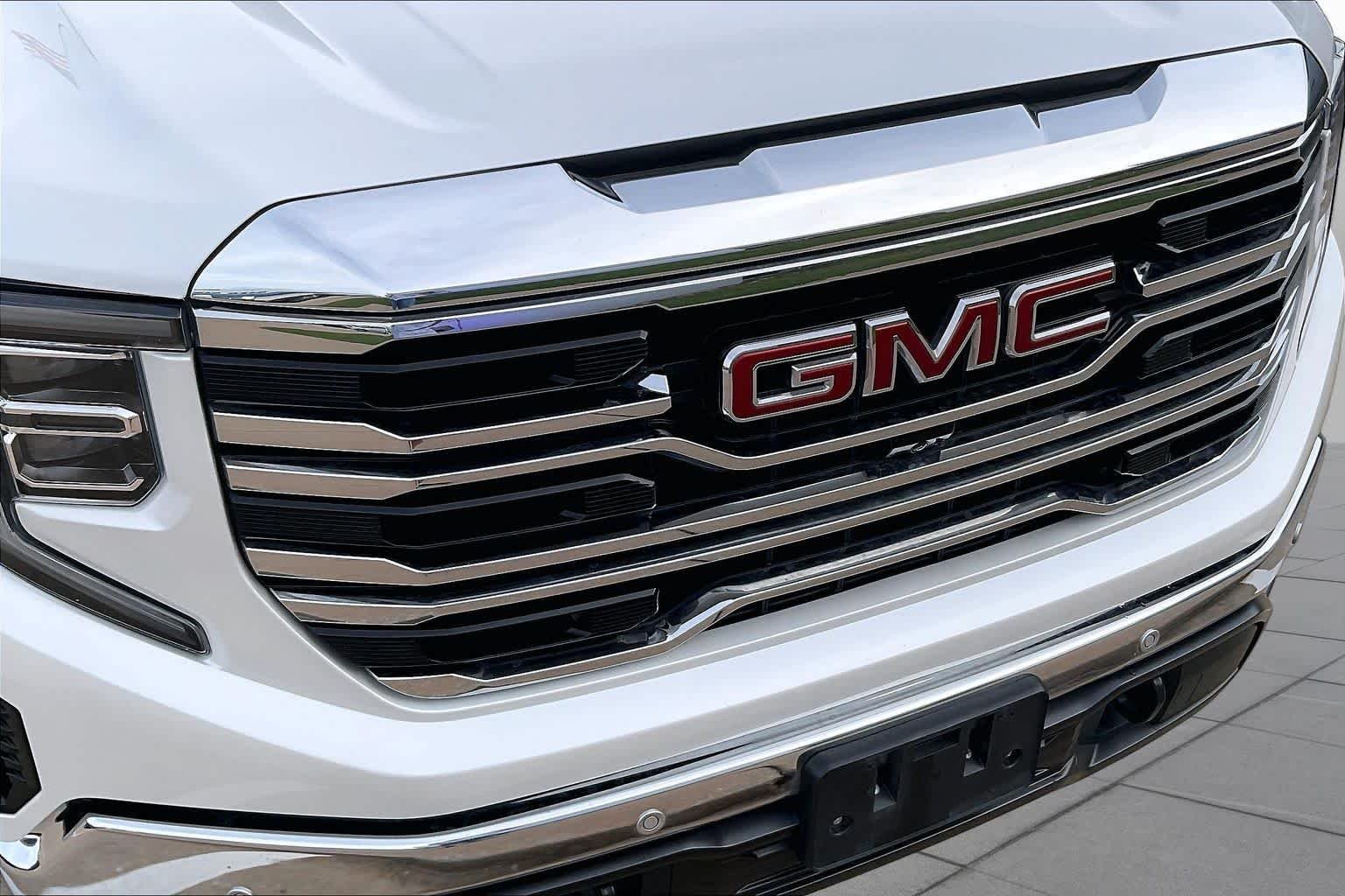 Used 2024 White Frost Tricoat GMC SLT image 27