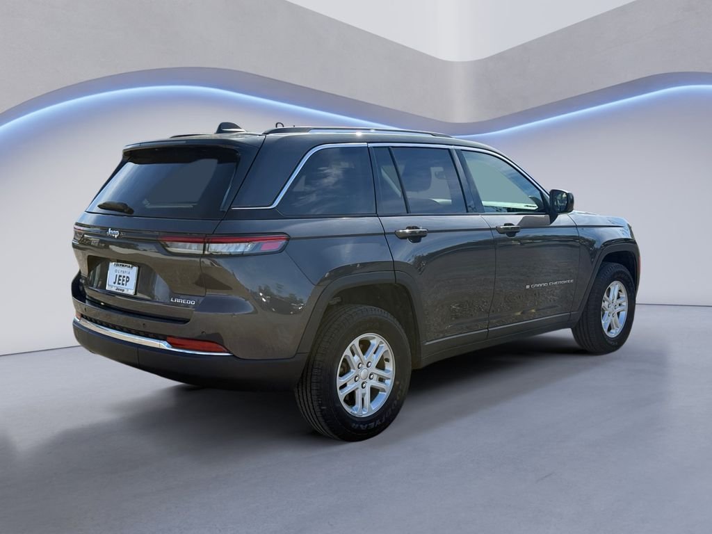 Used 2023 Gray Jeep Laredo image 5