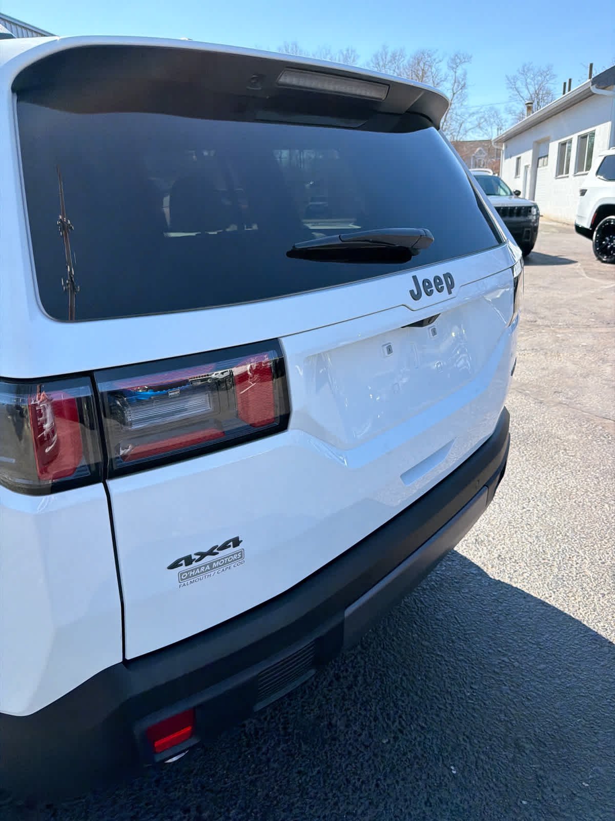 New 2026 Bright White Clear-Coat Exterior Paint Jeep Limited image 14