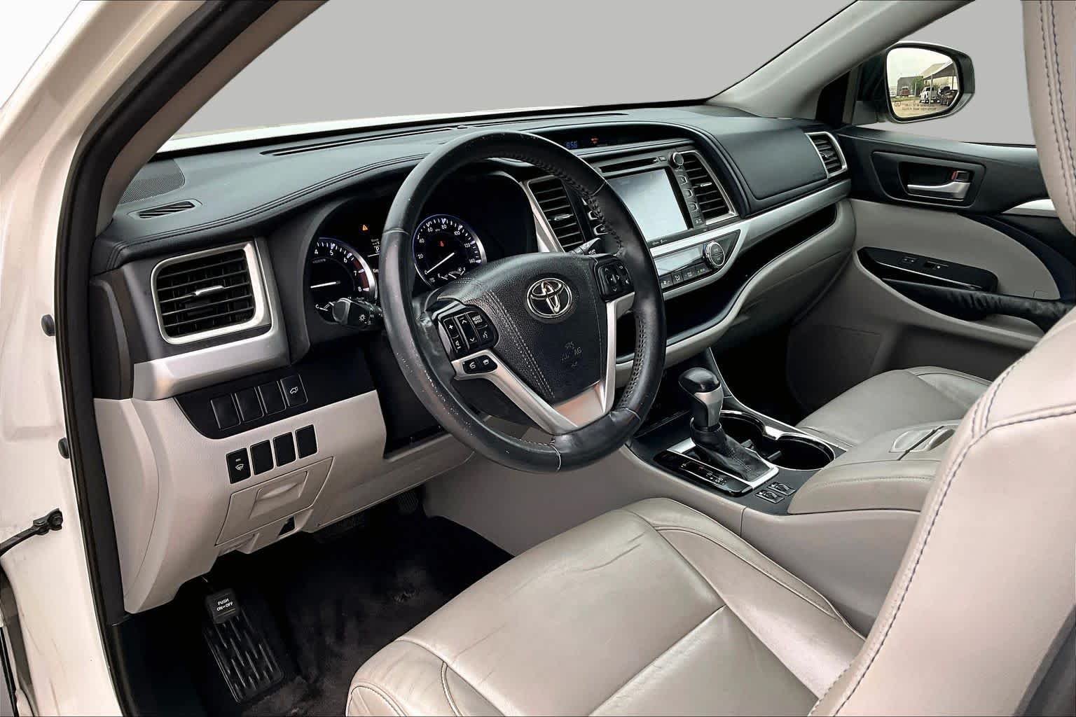 Used 2015 Blizzard Pearl Toyota XLE image 16