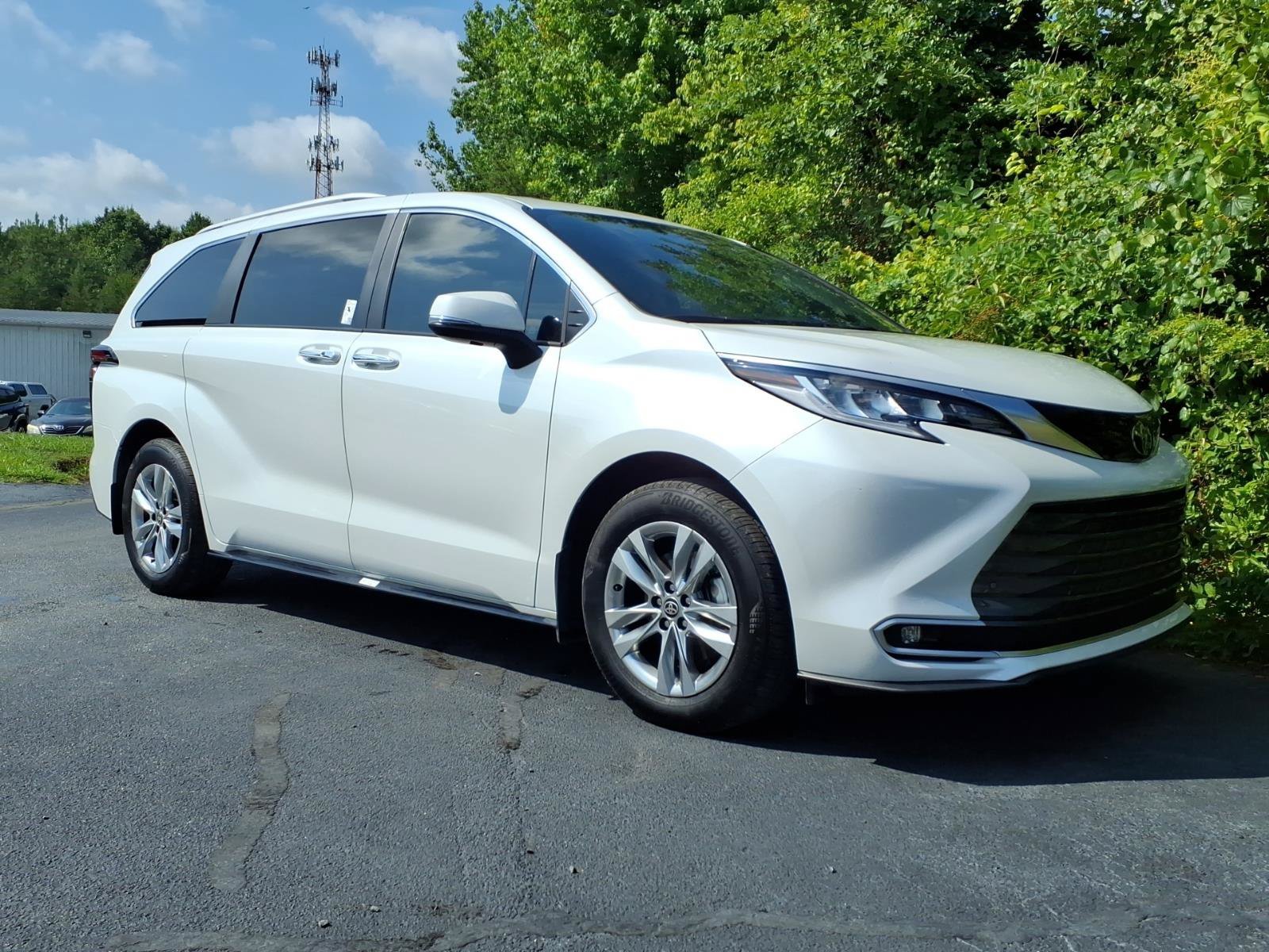 Used 2026 Wind Chill Pearl Toyota Limited image 9