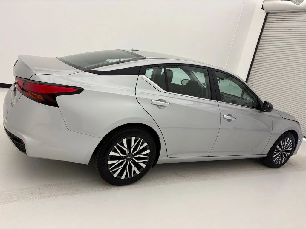 Used 2025 Silver Nissan 2.5 SV image 18