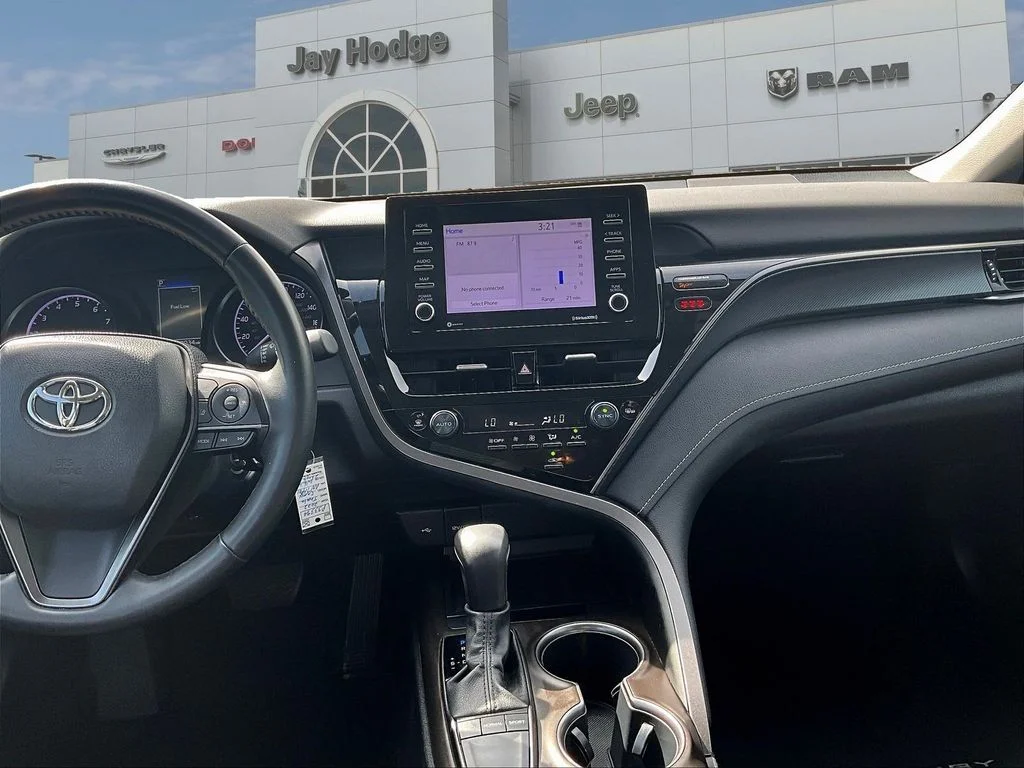 Used 2022 White Toyota SE Nightshade image 11