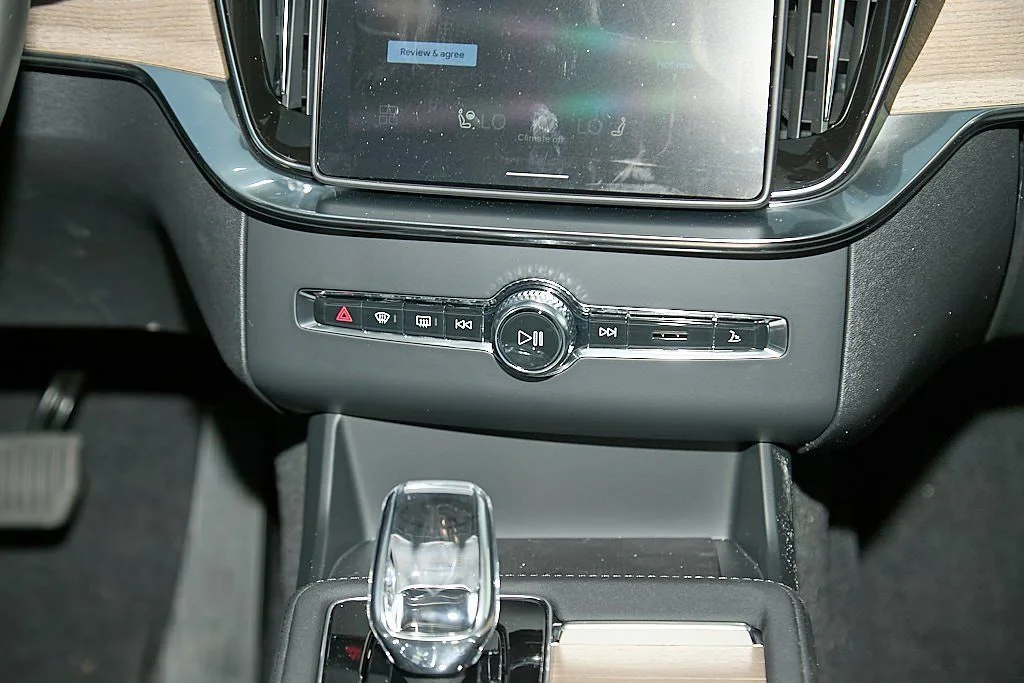 New 2026 Crystal White Volvo Plus image 28