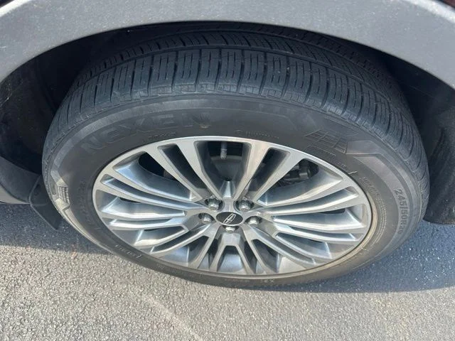 Used 2017 Burgundy Lincoln Reserve image 7