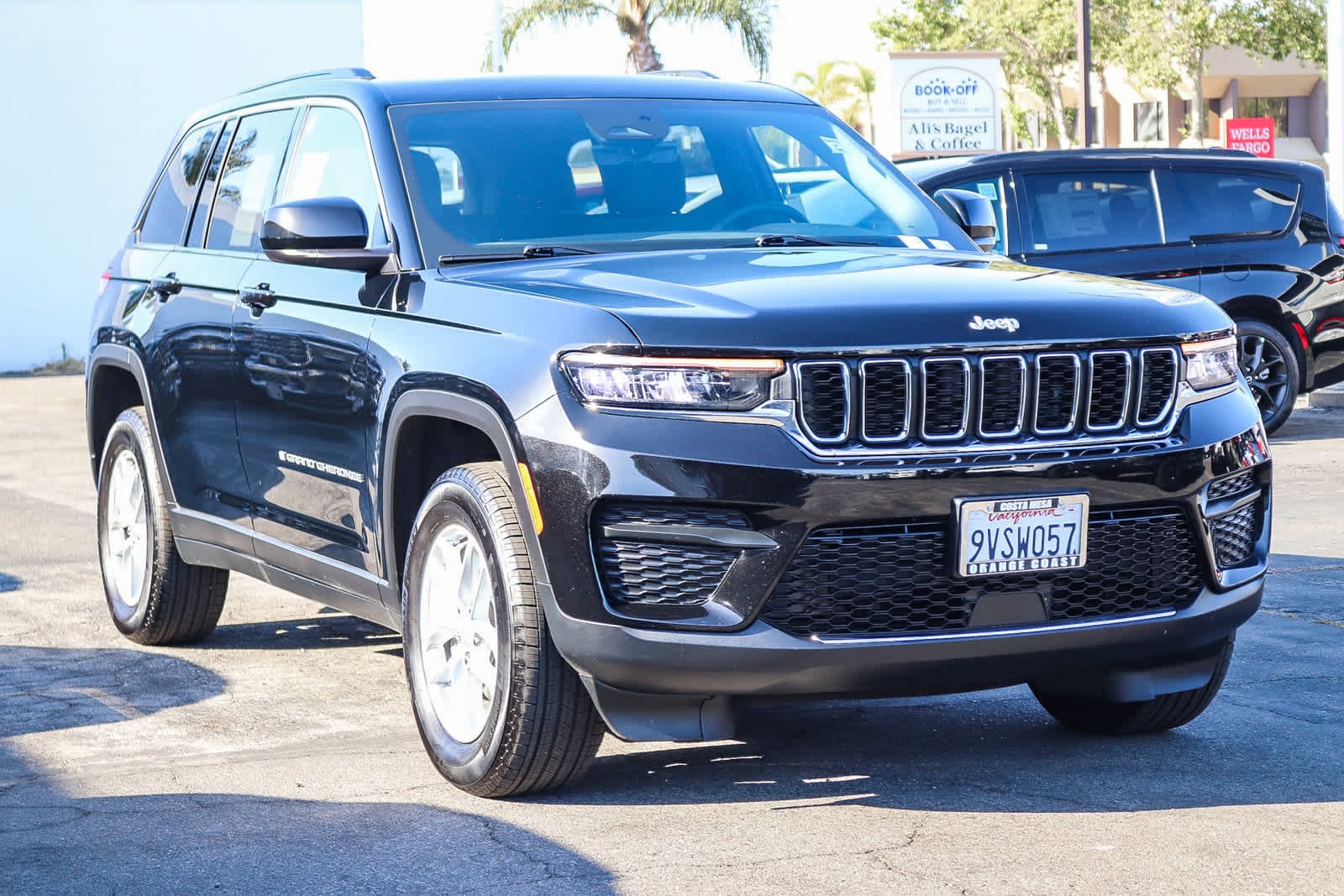 Used 2025 Diamond Black Crystal Pearlcoat Jeep Laredo X image 3