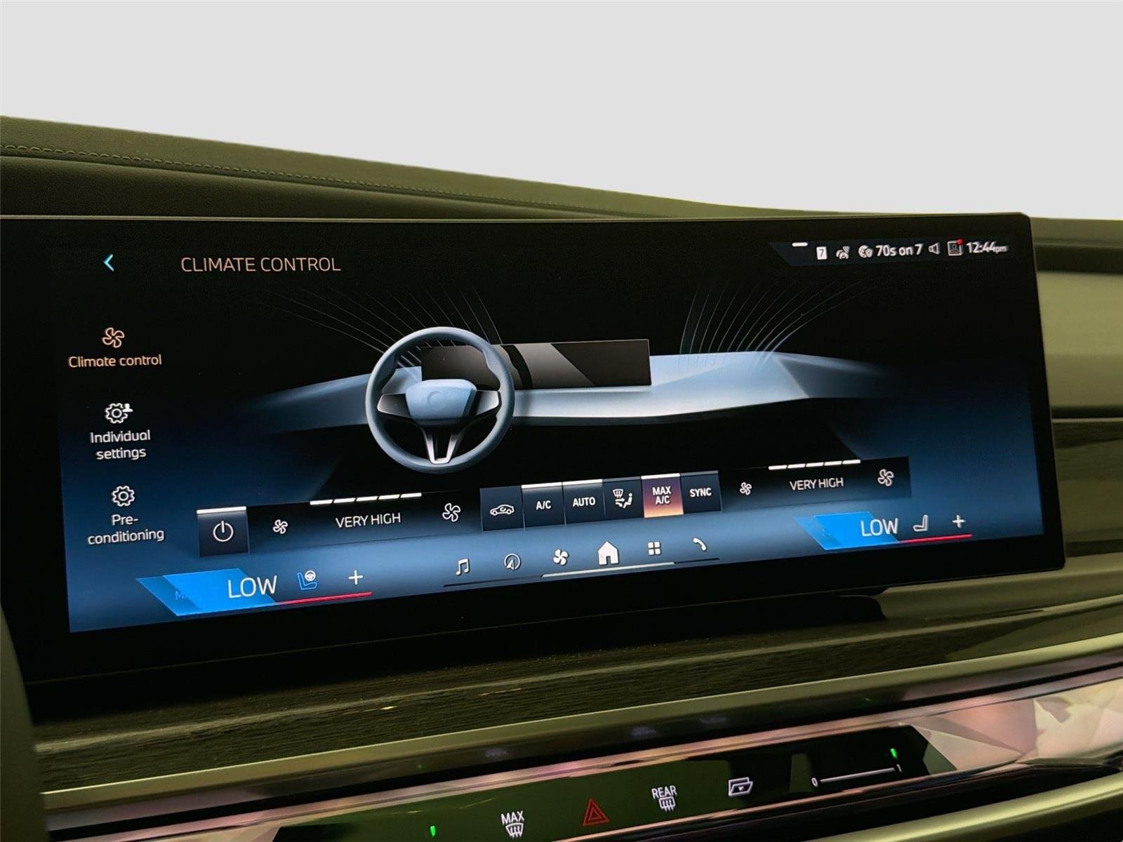 New 2026 Oxide Grey Metallic BMW 750e xDrive image 14