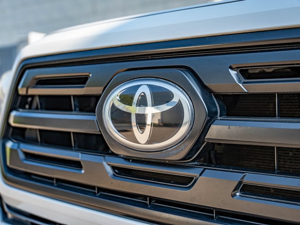 Used 2018 Super White Toyota SR image 12